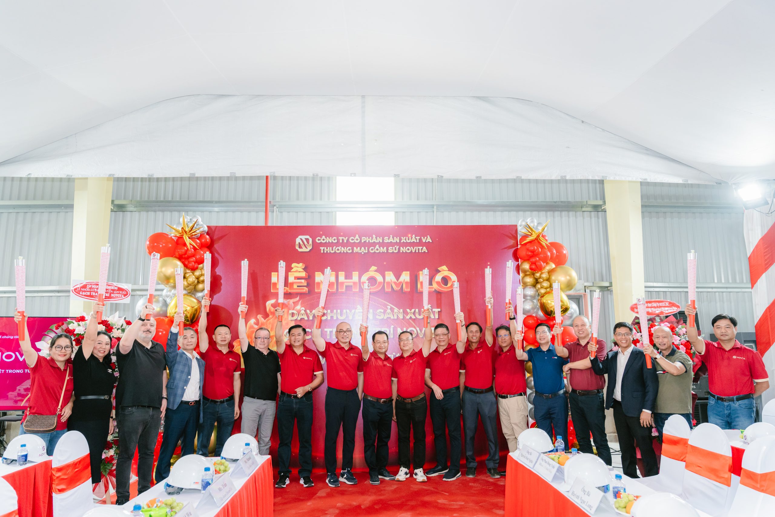 Hình ảnh đội ngũ Novita cùng đối tác tại lễ nhóm lò khởi đầu năm mới