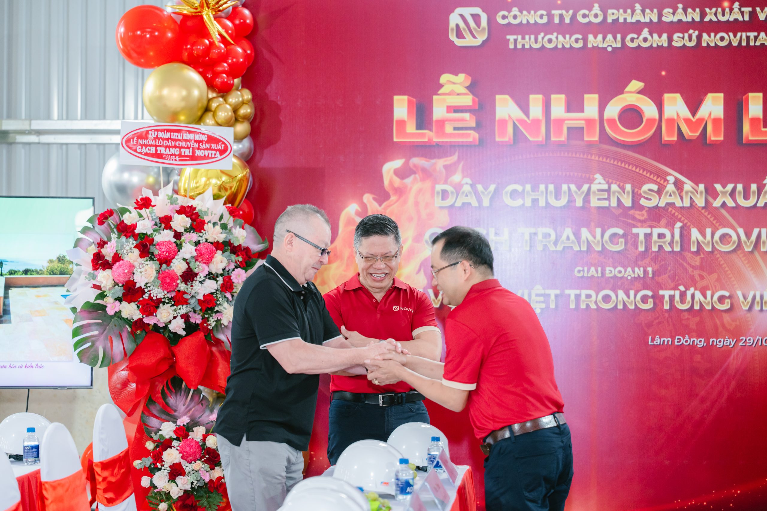 Nghi thức nhóm lò mang đậm bản sắc văn hóa tại sự kiện Novita