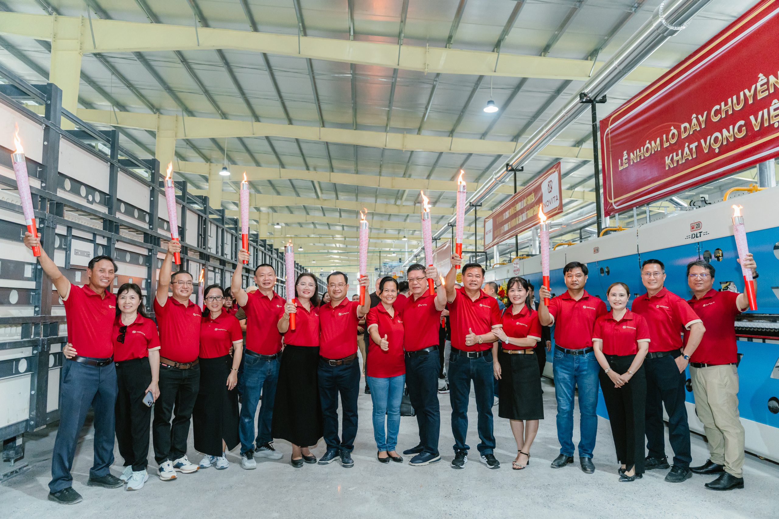 Đại diện Novita và đối tác tham gia nghi thức nhóm lò truyền thống