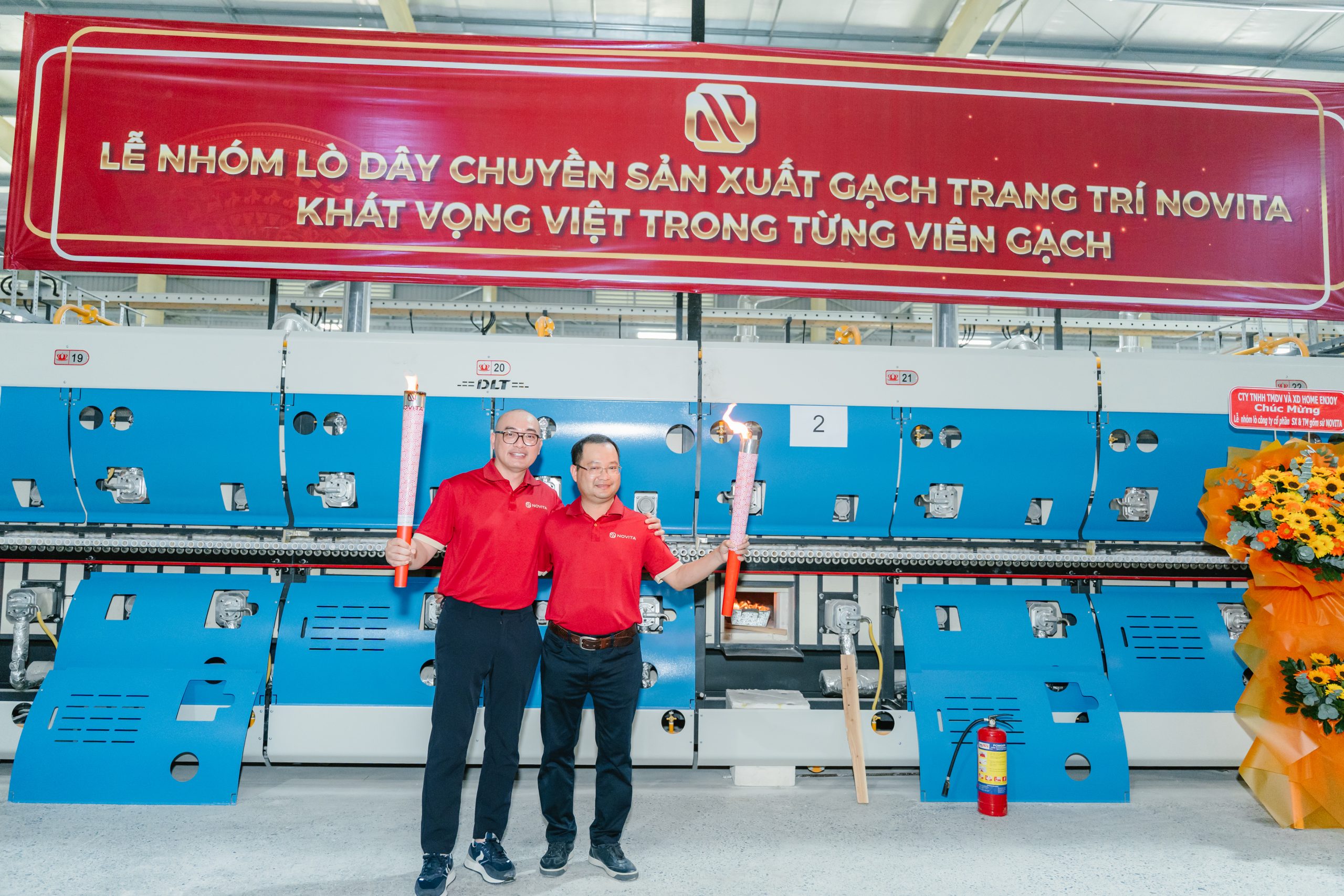 Hình ảnh lễ nhóm lò đối tác Novita diễn ra tại nhà máy gốm sứ hiện đại